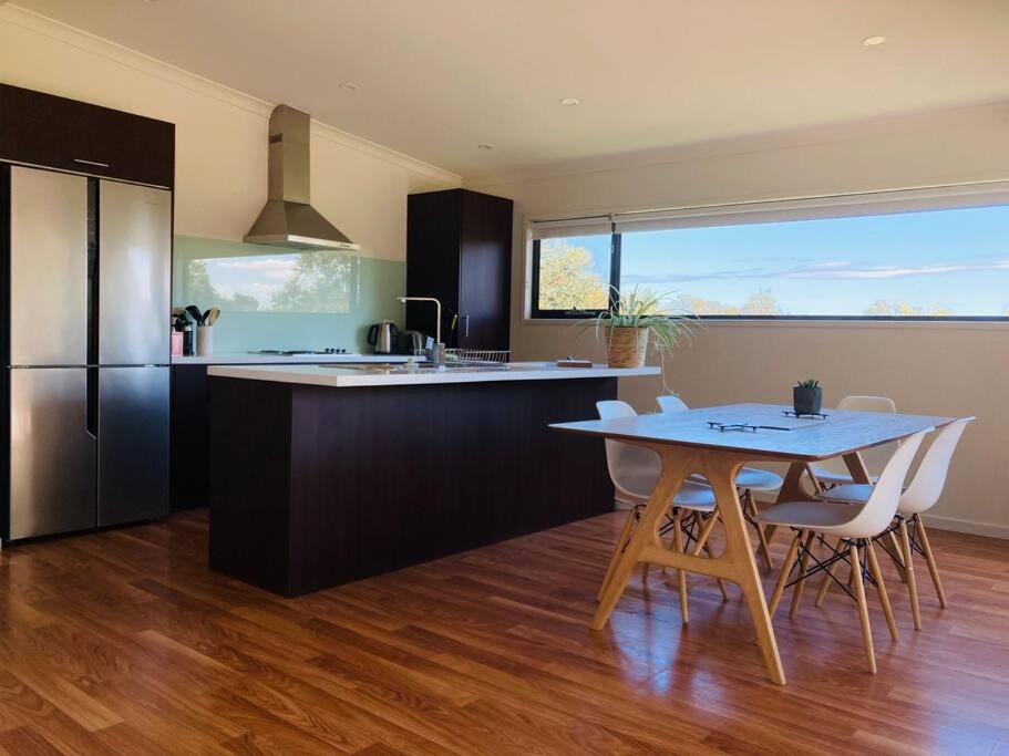 Architecturally Designed Rural Retreat 3 bedroom HOUSE or 1 bedroom CABIN with more than 150 five stars rating
