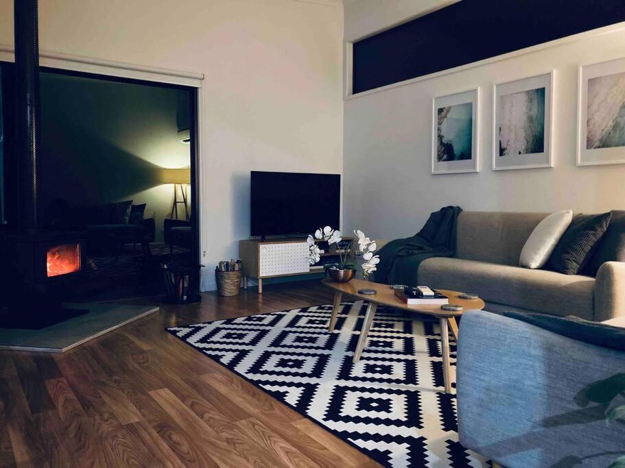 Architecturally Designed Rural Retreat 3 bedroom HOUSE or 1 bedroom CABIN with more than 150 five stars rating