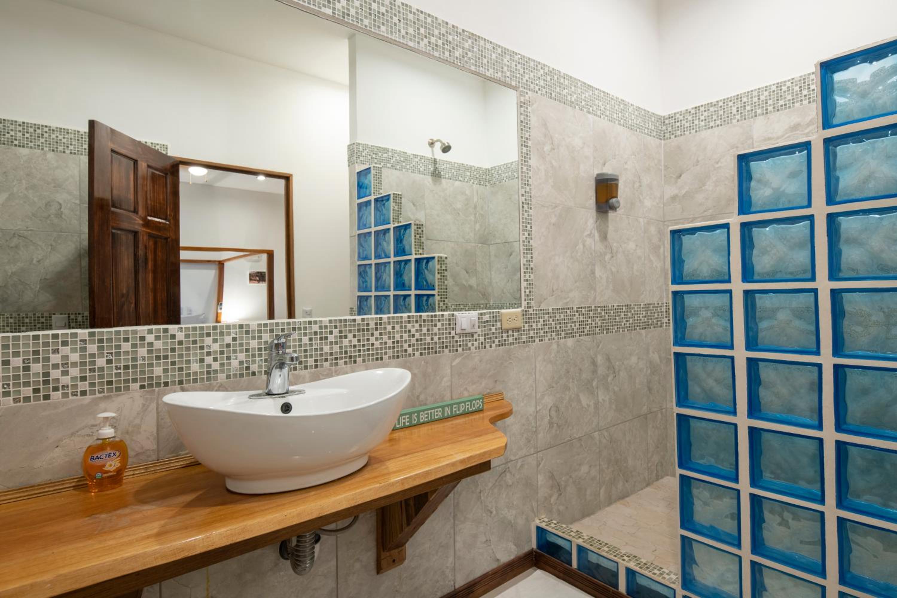 Pangea Lodge with Shared Pool at the Heart of Manzanillo