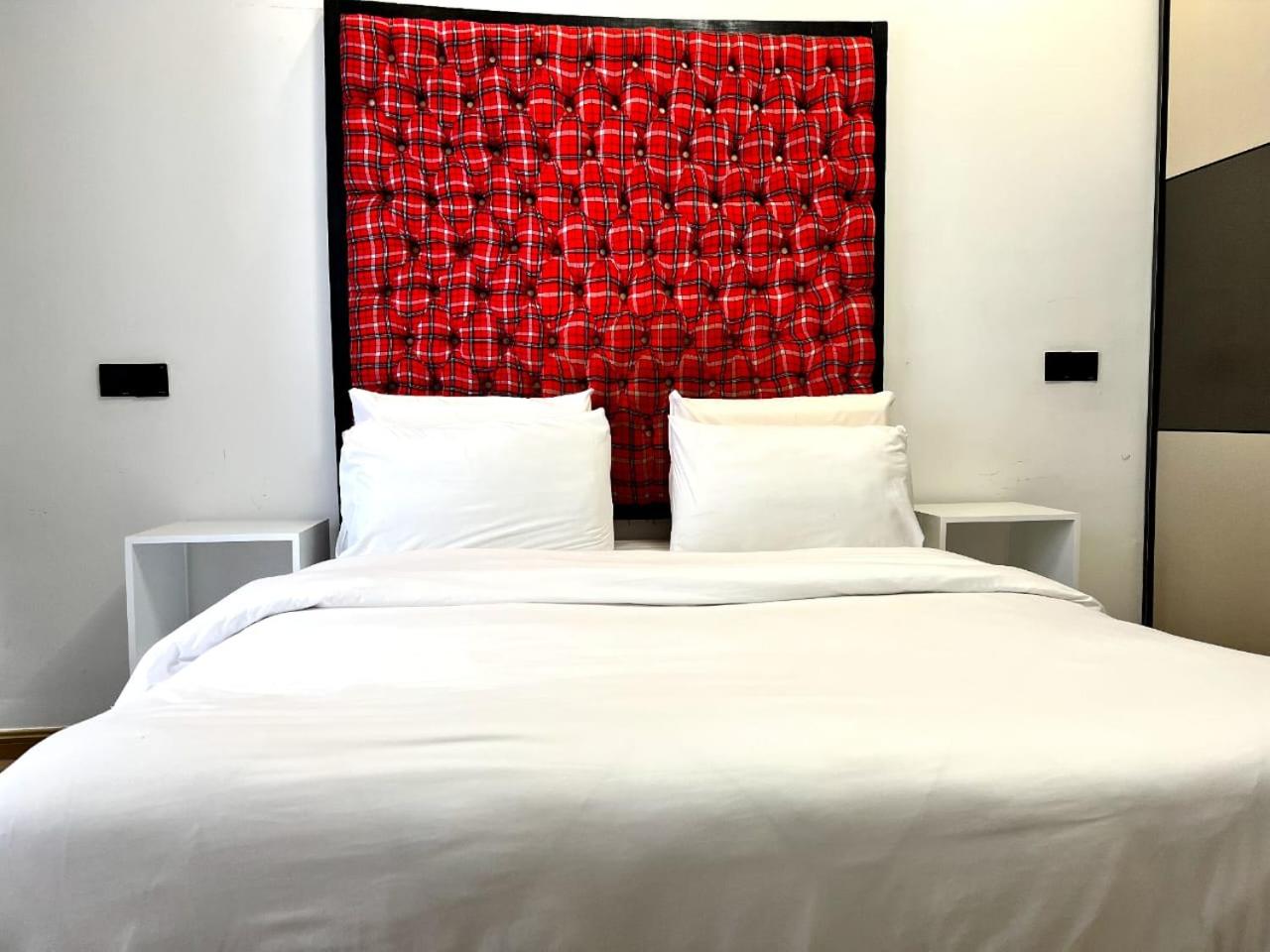 luxurious two bedroom apartment with unbeatable city scenic views view 2