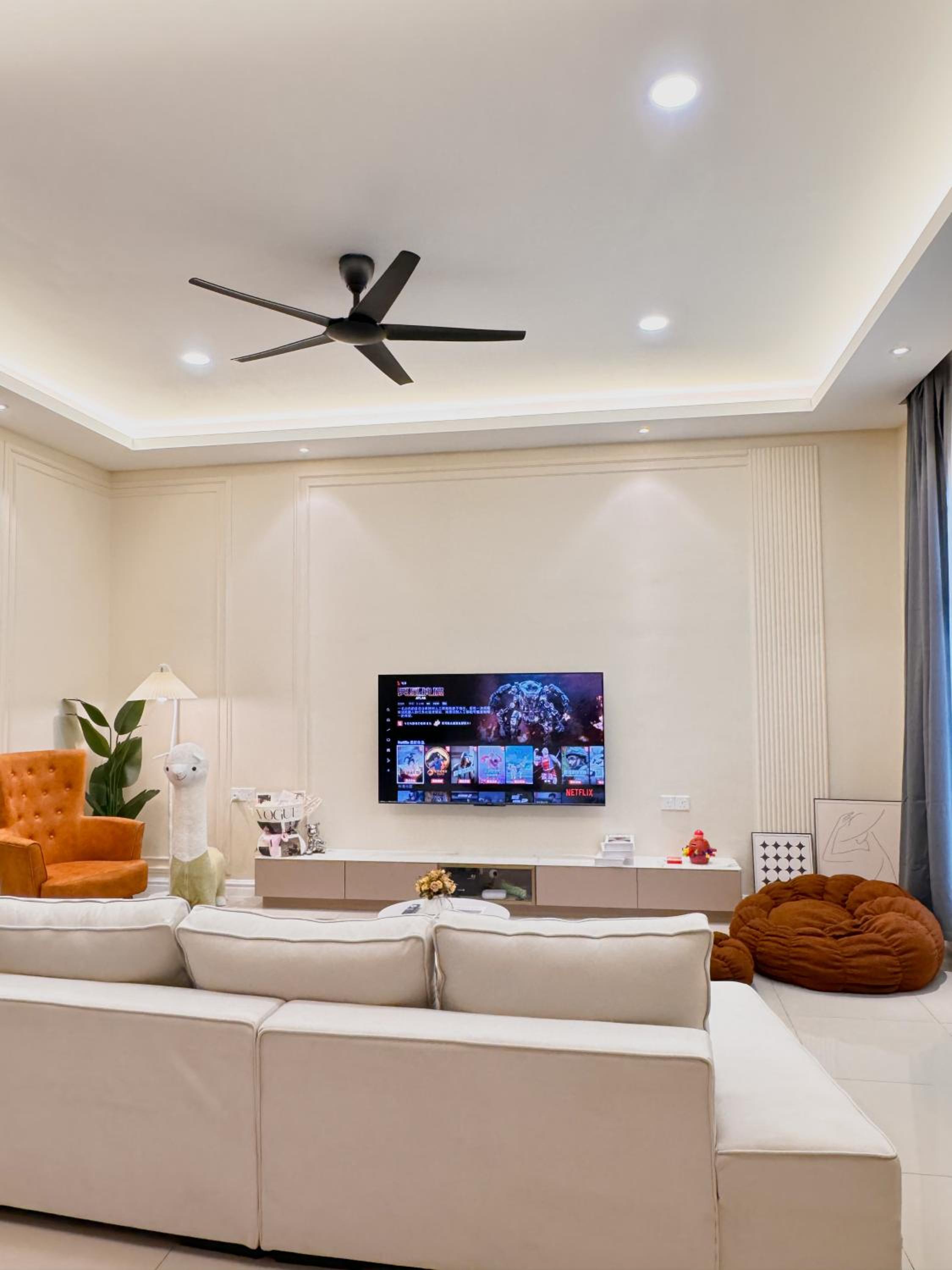 Brand new house with Karaoke room near to jonker Netflix 18 pax by Doraee Home photo 3