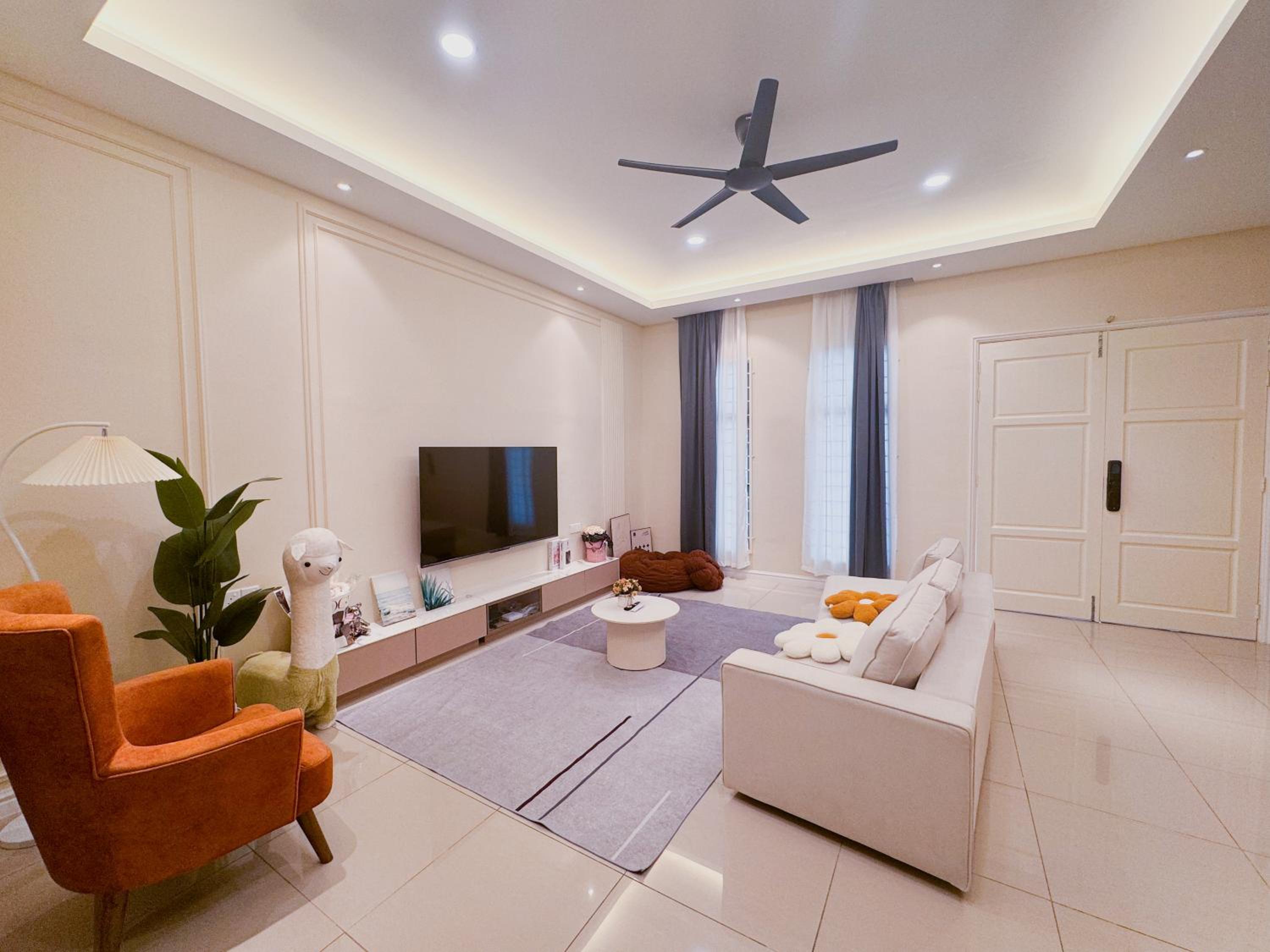 Brand new house with Karaoke room near to jonker Netflix 18 pax by Doraee Home photo 5