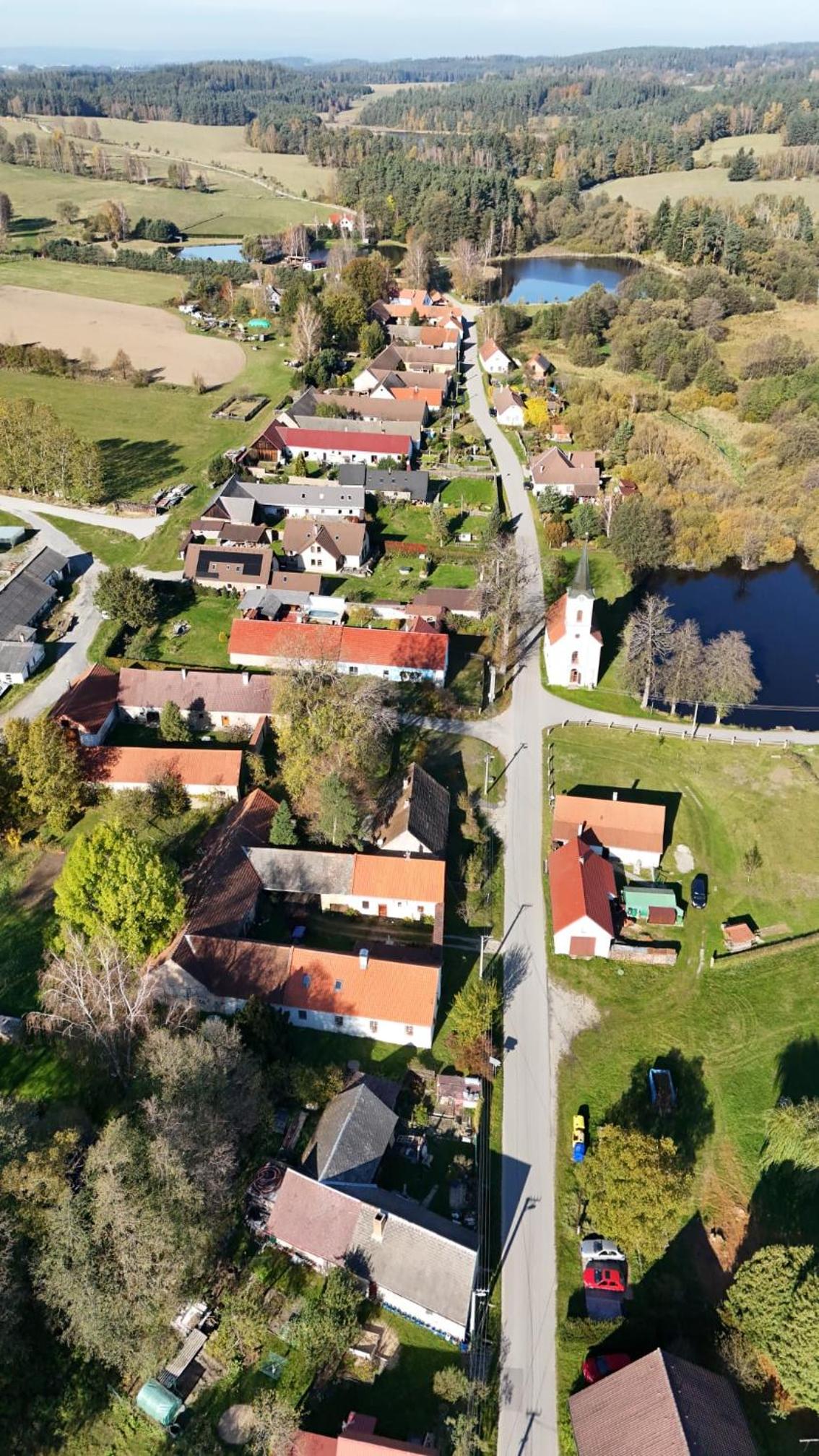Klidná lokalita Na kraji lesa, celý dům s úschovnu kol