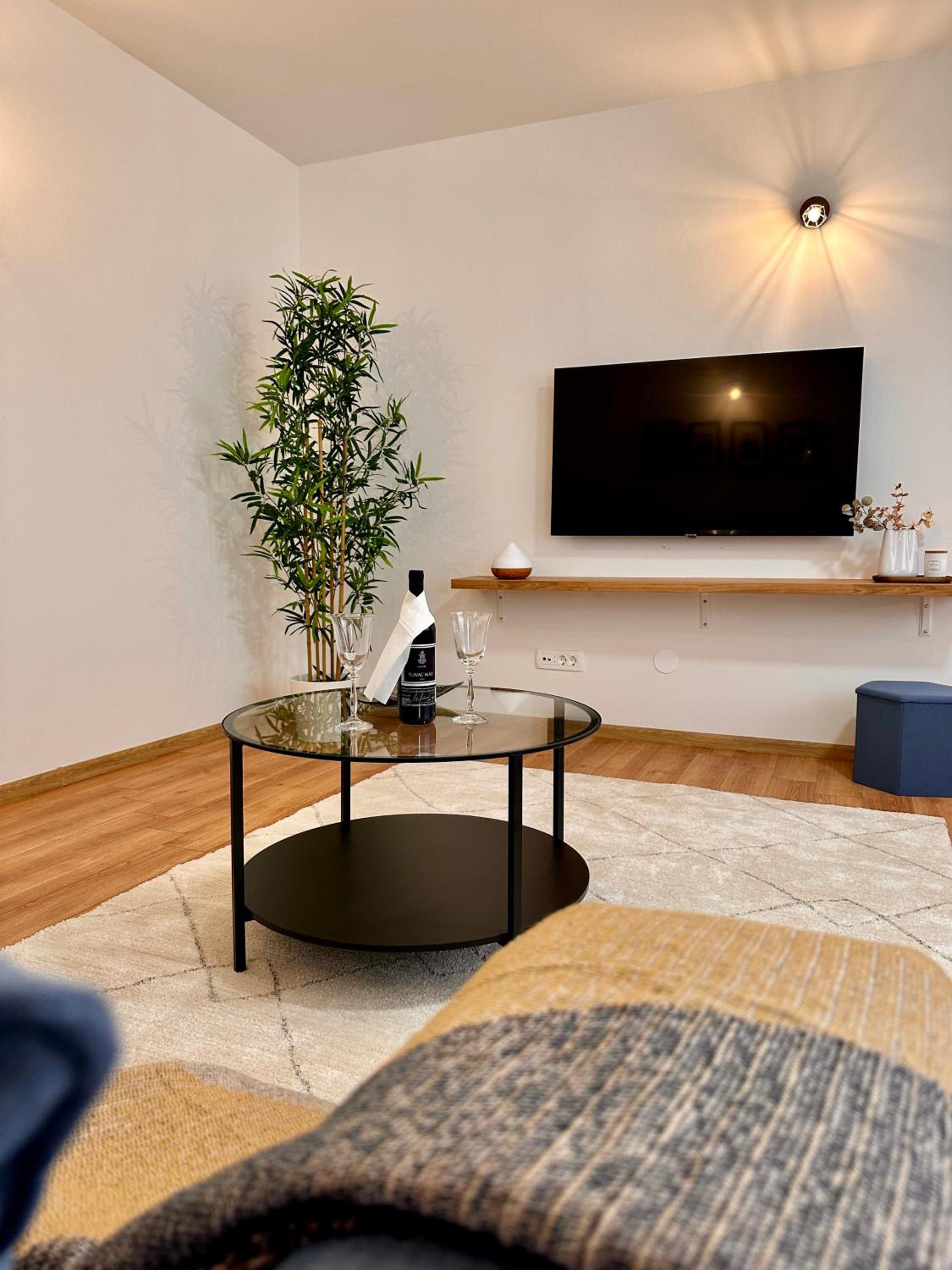 Peaceful Nest In City Center - Happy Rentals view 3