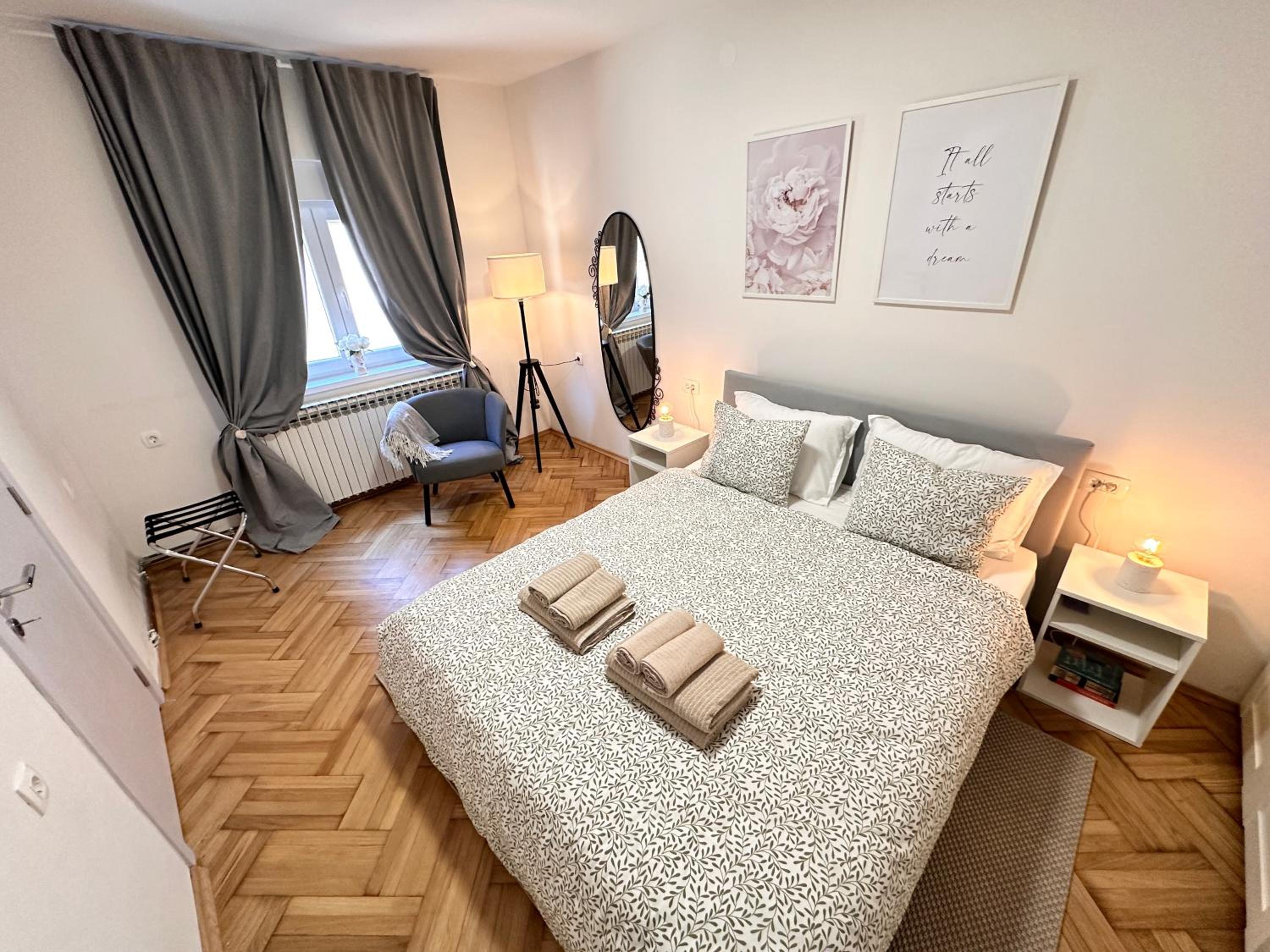 Peaceful Nest In City Center - Happy Rentals view 4