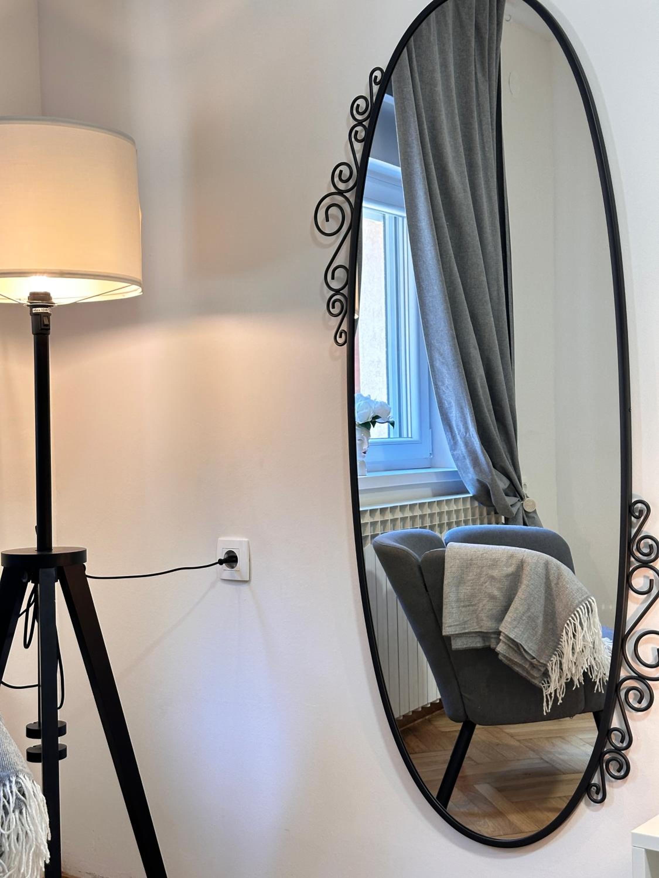 Peaceful Nest In City Center - Happy Rentals view 5