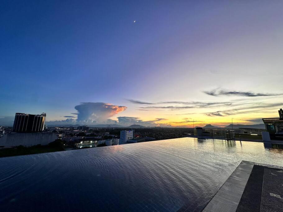 Free Wifi, Infinity Pool, Kuching Kozi Square i -GHG photo 4