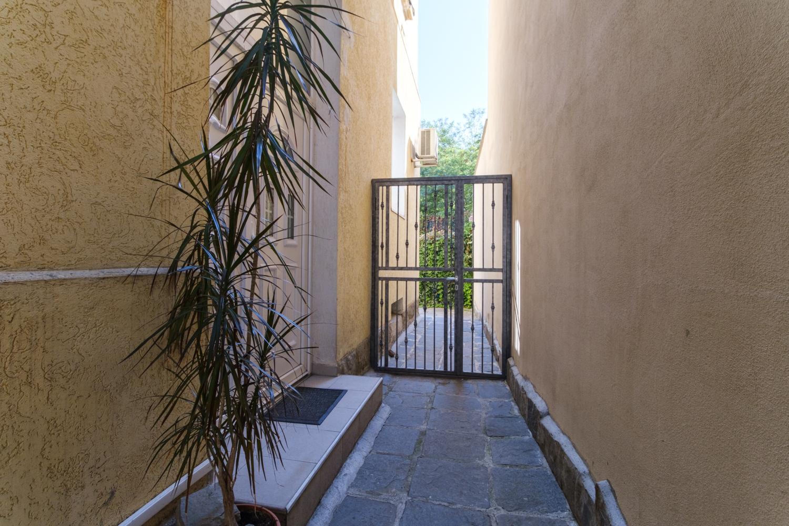 1-bedroom City Center secret gem