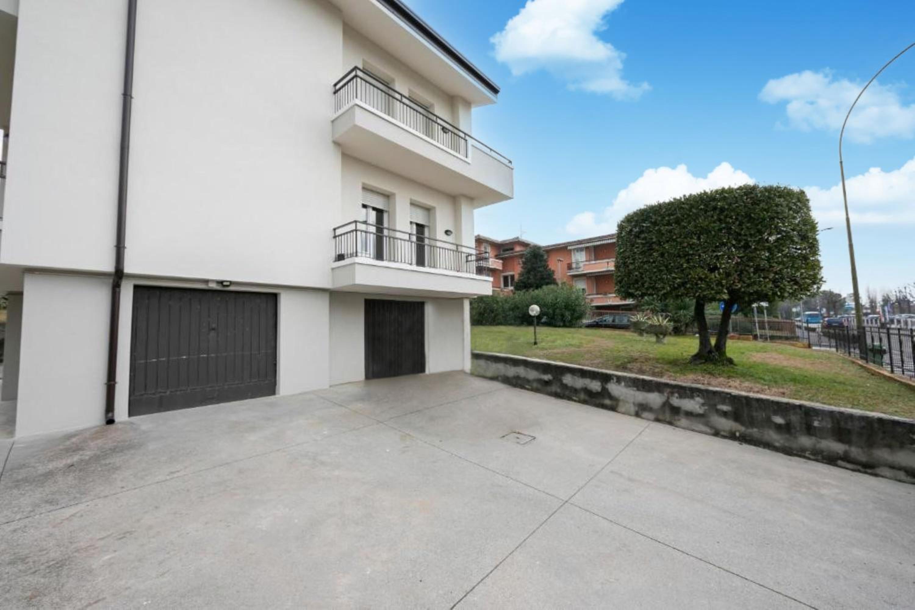 Casa Michelangelo Lake Garda Terrace Apt | Sleeps 6 + AC - Happy Rentals