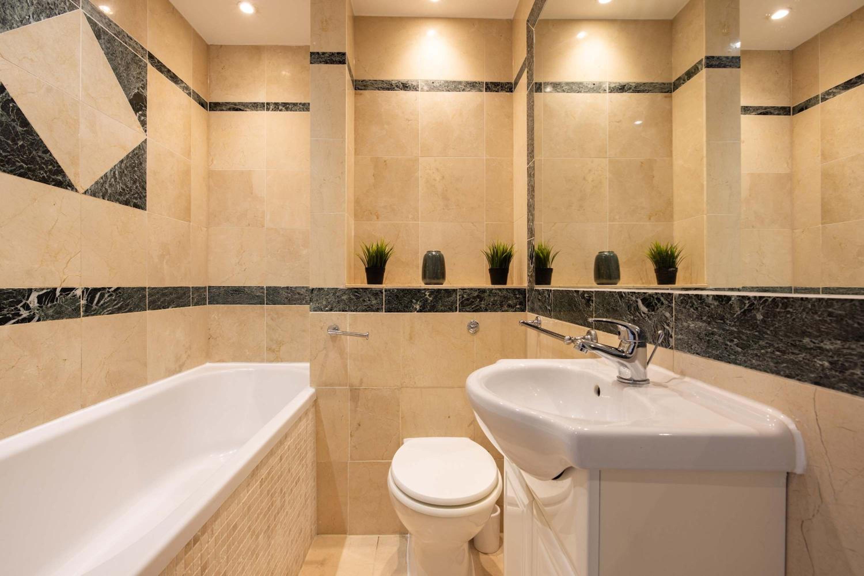 Chic & Sunlit Earls Court Flat
