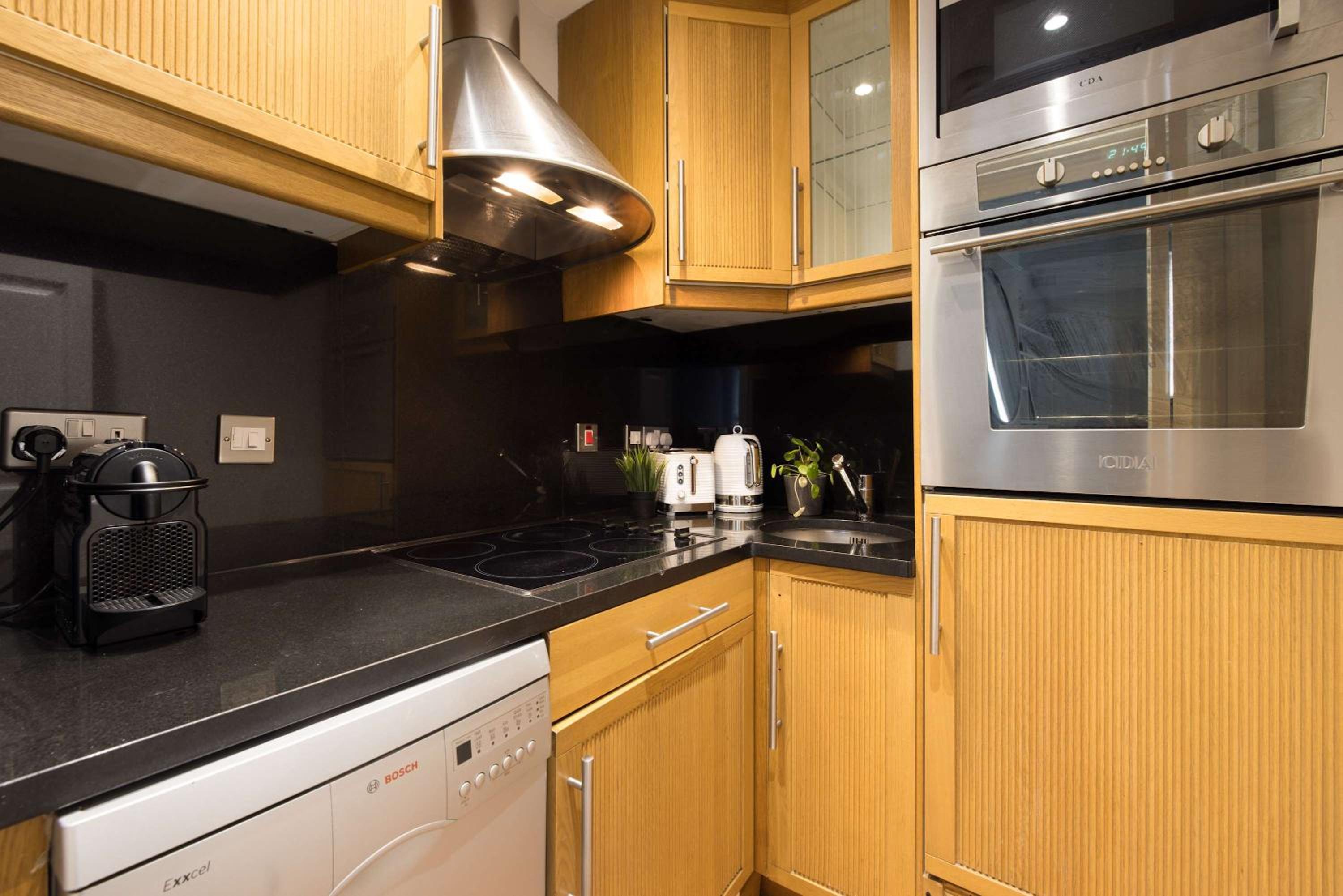 Chic & Sunlit Earls Court Flat