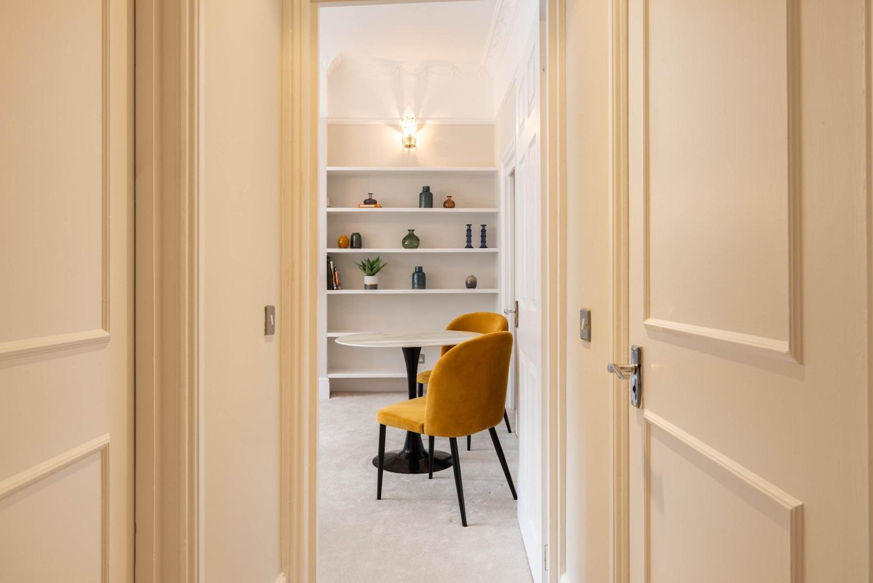 Chic & Sunlit Earls Court Flat