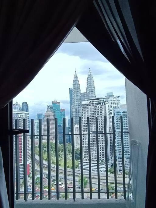 COL18B Modern Infinity Pool KLCC Balcony View
