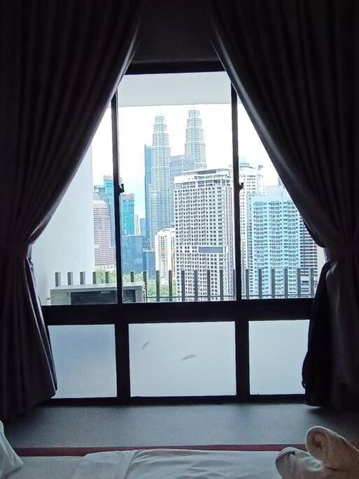 COL18B Modern Infinity Pool KLCC Balcony View