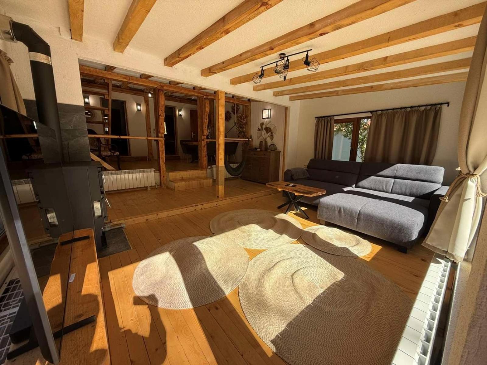 Villa Yarema Mountain Relax with Hot Jacuzzi & Sauna by BookVillaBG