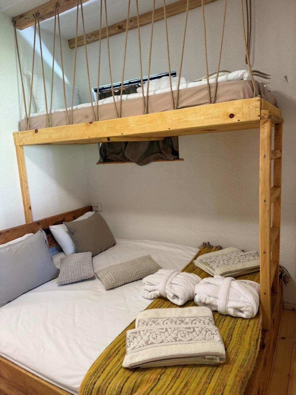 Villa Yarema Mountain Relax with Hot Jacuzzi & Sauna by BookVillaBG