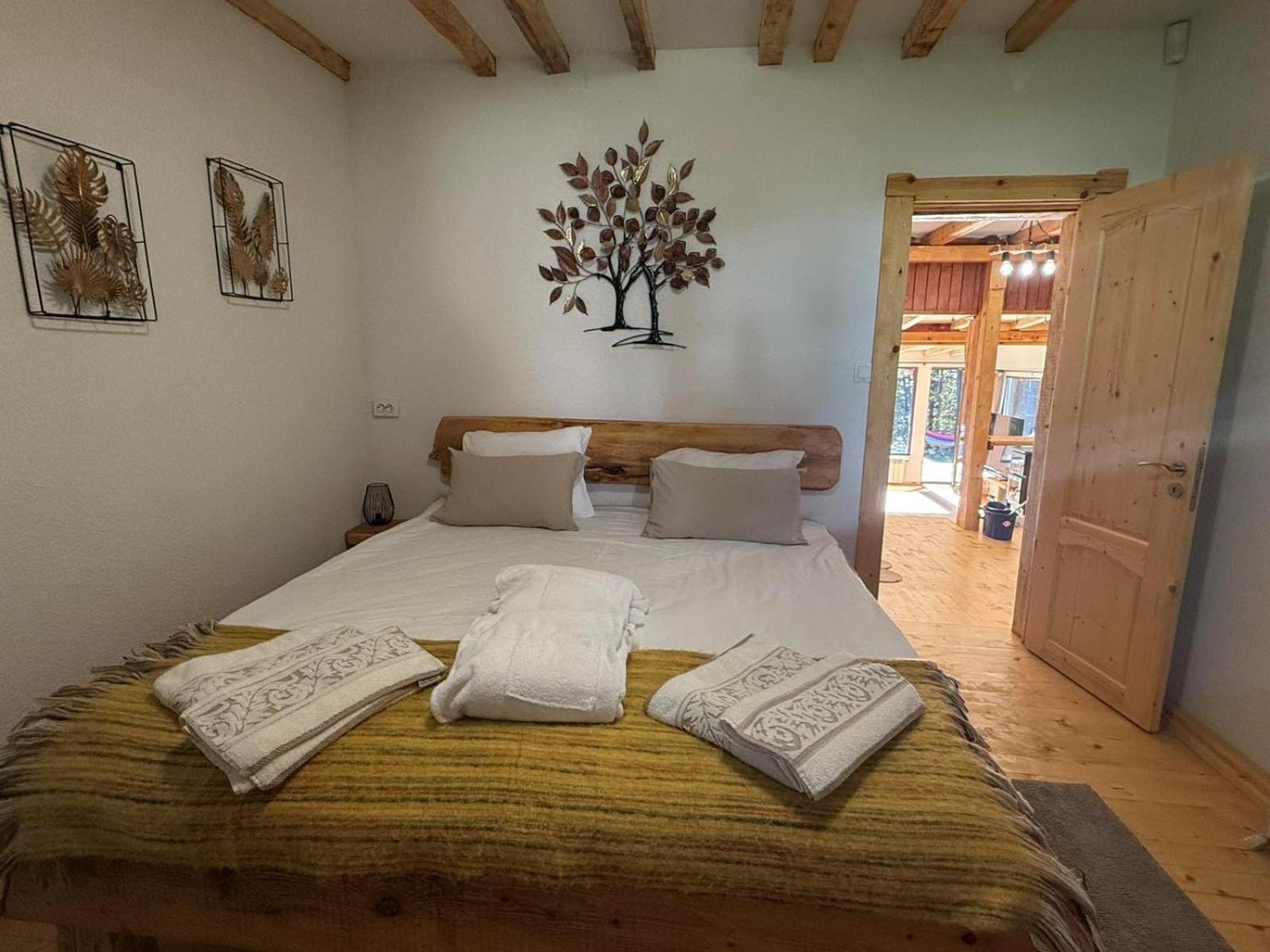 Villa Yarema Mountain Relax with Hot Jacuzzi & Sauna by BookVillaBG