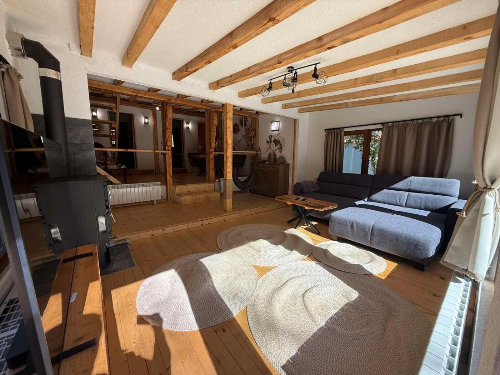 Villa Yarema Mountain Relax with Hot Jacuzzi & Sauna by BookVillaBG