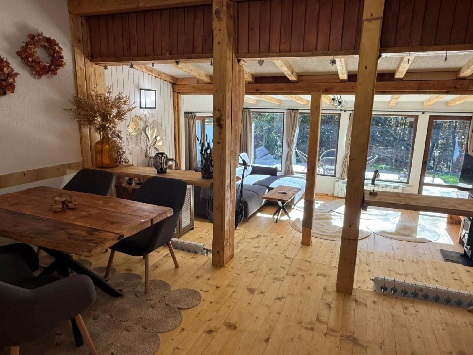 Villa Yarema Mountain Relax with Hot Jacuzzi & Sauna by BookVillaBG