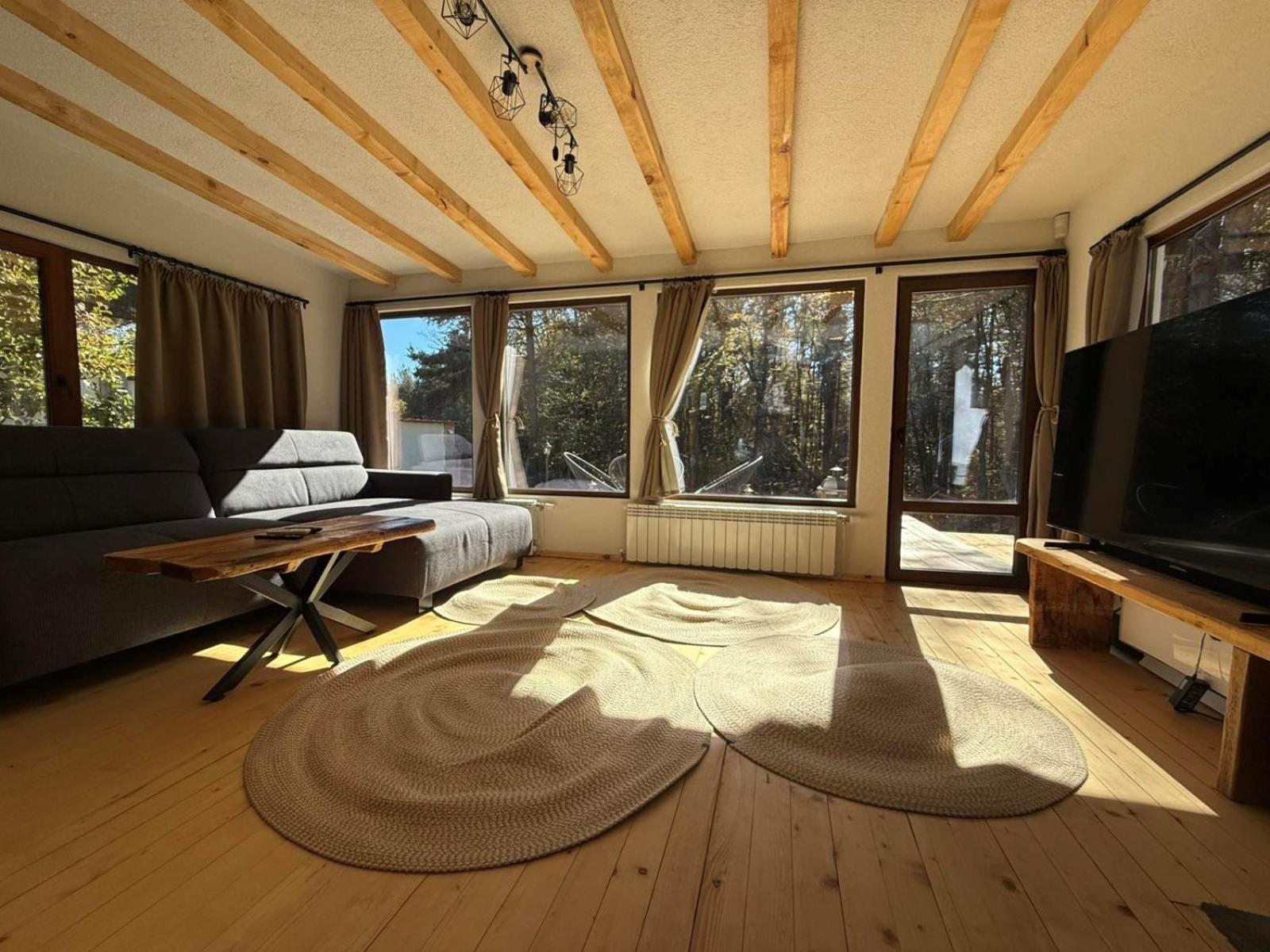 Villa Yarema Mountain Relax with Hot Jacuzzi & Sauna by BookVillaBG
