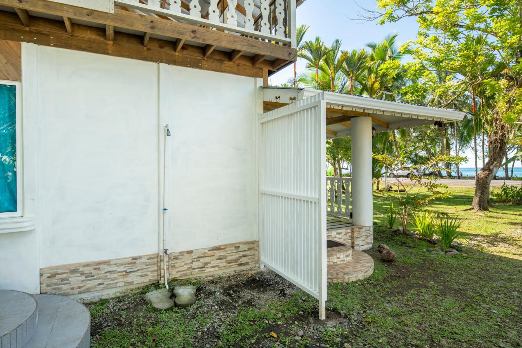 Casa Blanca Beachfront House with Shared Pool Access Pangea Lodge