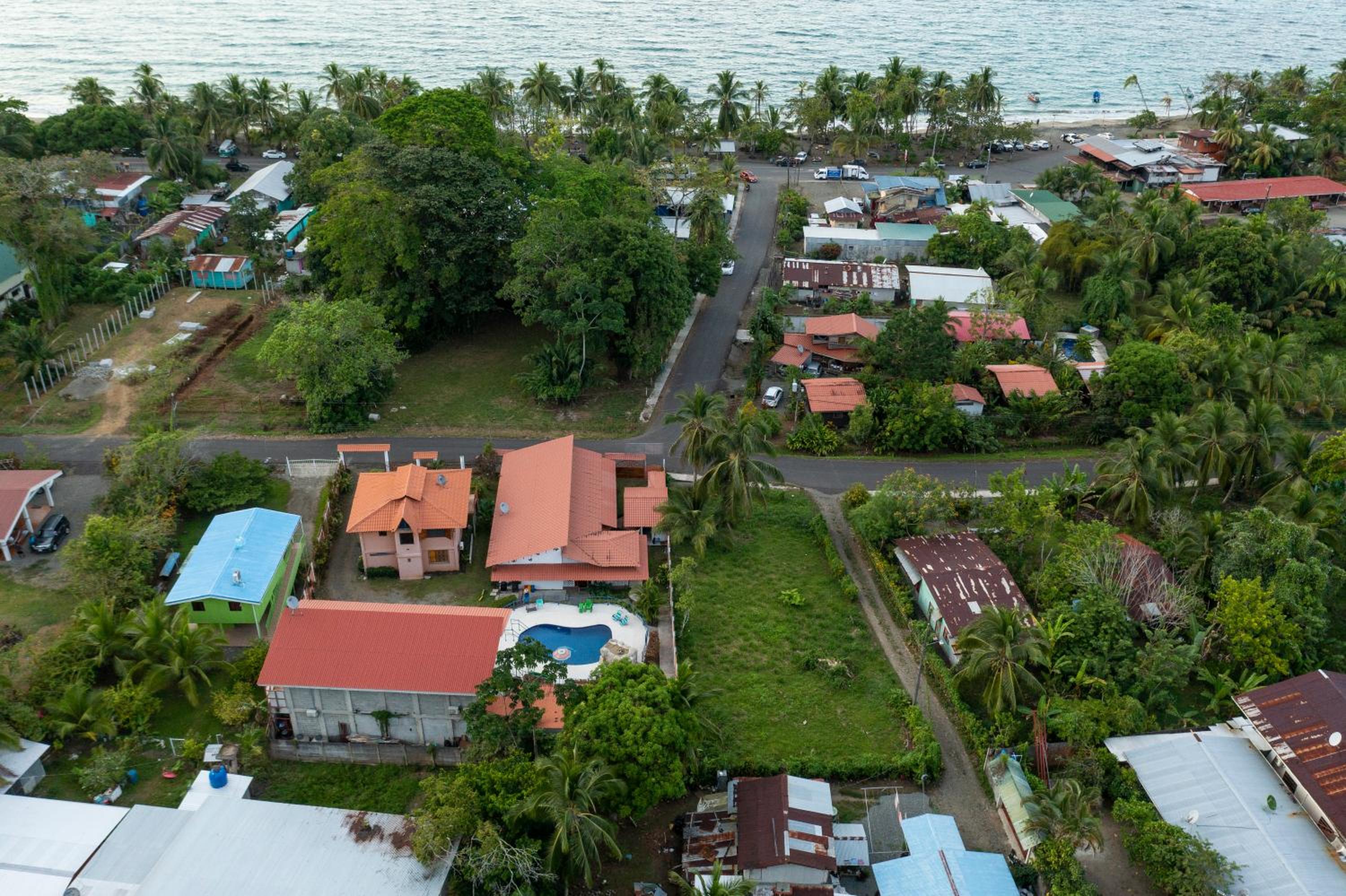 Casa Blanca Beachfront House with Shared Pool Access Pangea Lodge