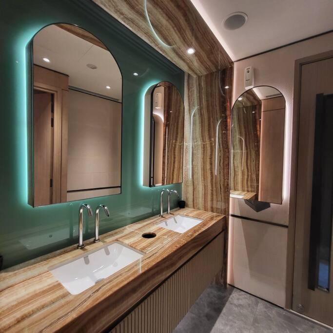 MarQ District 1 Elite Apartel by SSens