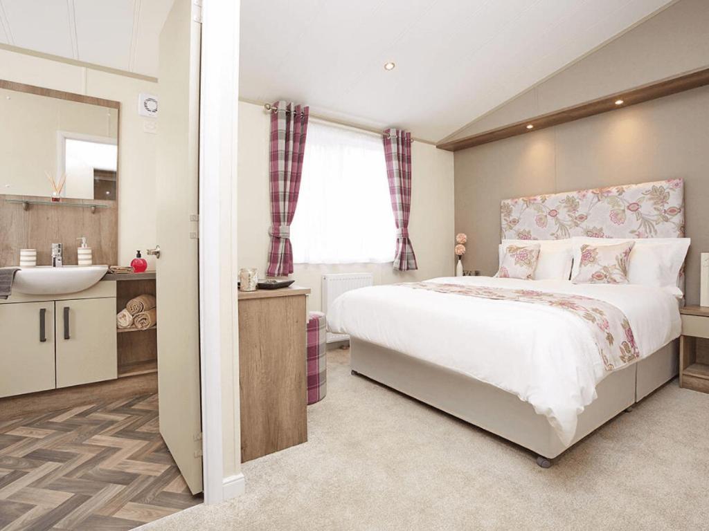Wooler Vacations - Limetree Lodge 2 at Riverside Leisure Park - Property Image 1