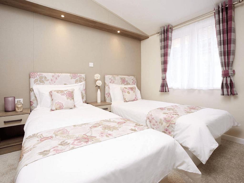 Wooler Vacations - Limetree Lodge 2 with Pets Welcome at Riverside Leisure Park - Property Image 6