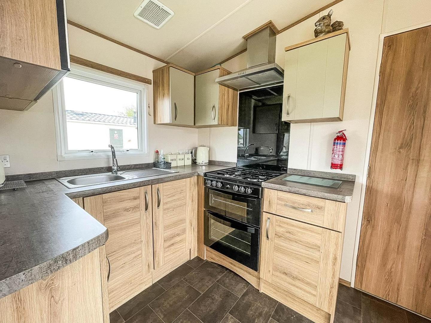 CaravanSleeps6-HotTub-Garden-WaterWonderland view 4