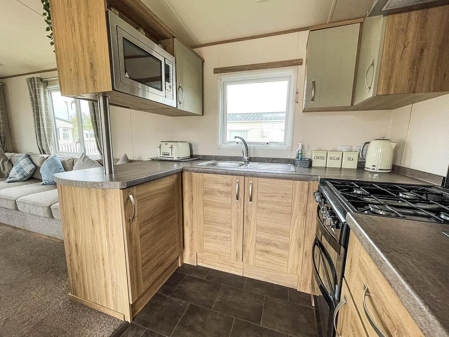 CaravanSleeps6-HotTub-Garden-WaterWonderland view 5
