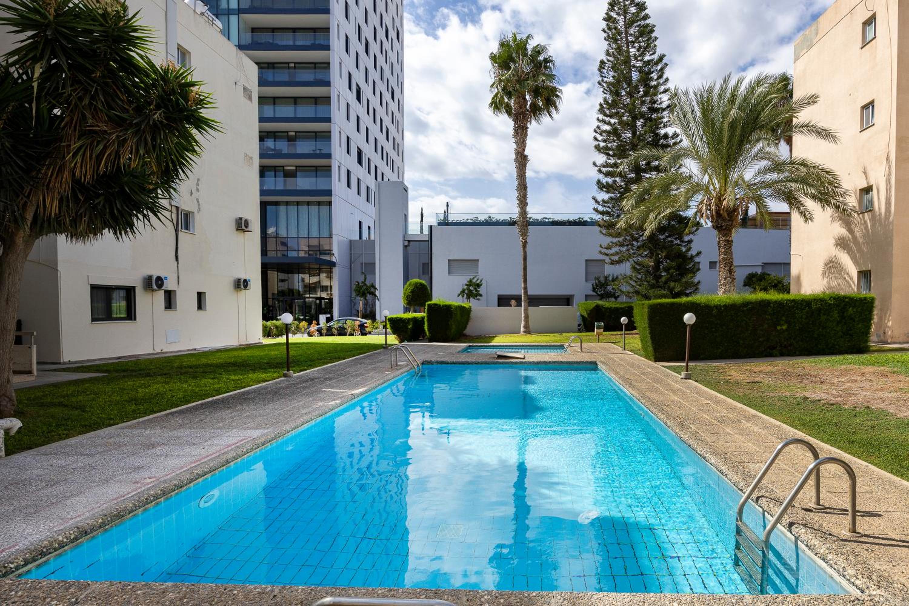 Luxury 1 bedroom apartment with shared pool
