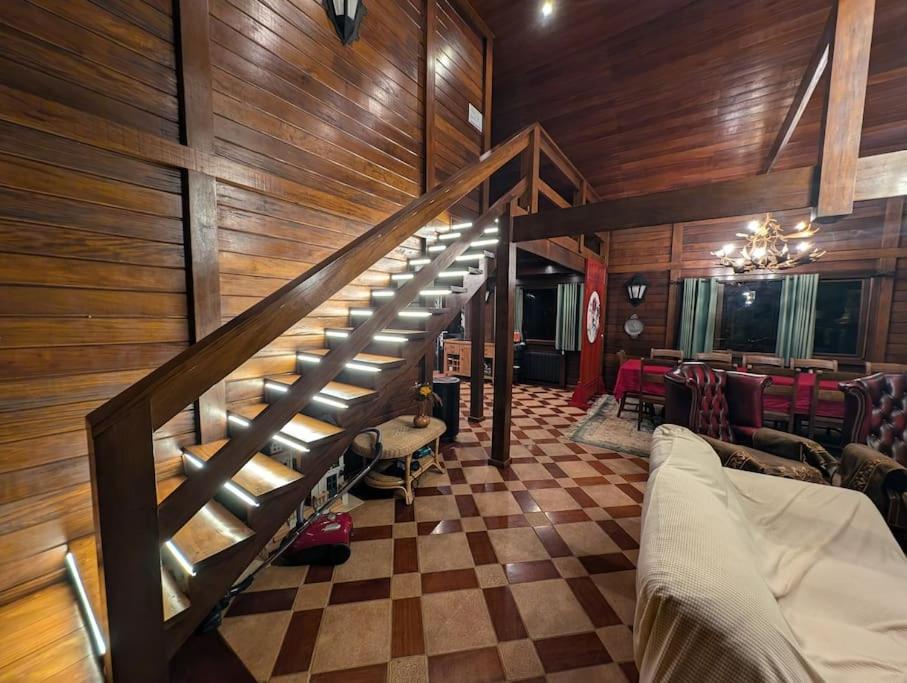 Seaside golf chalet retreat with 10000 square meter garden view 3