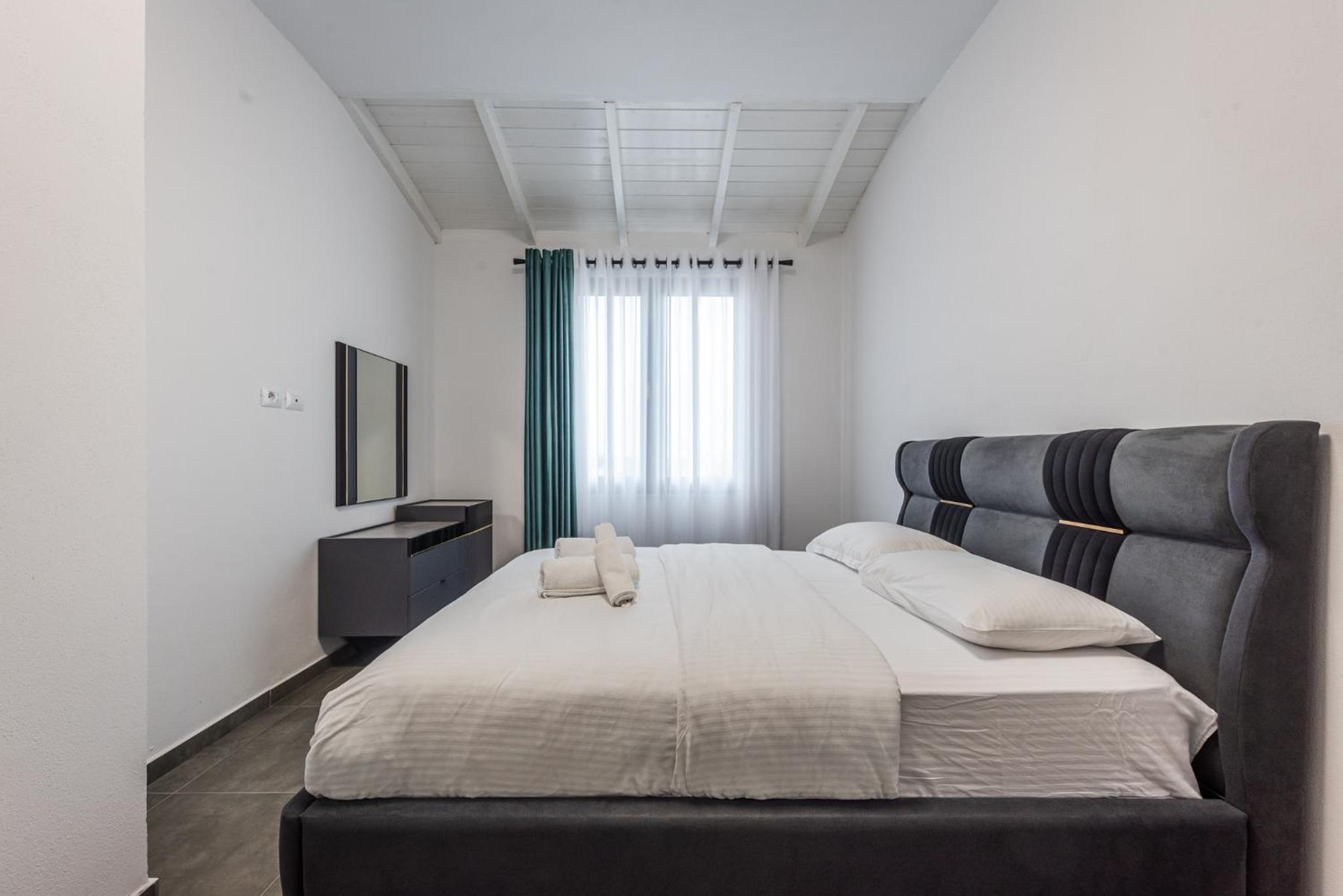 Royal Hill Apartments by PS