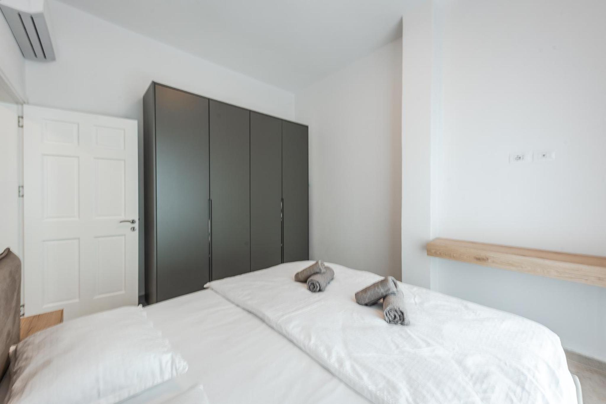 Royal Hill Apartments by PS