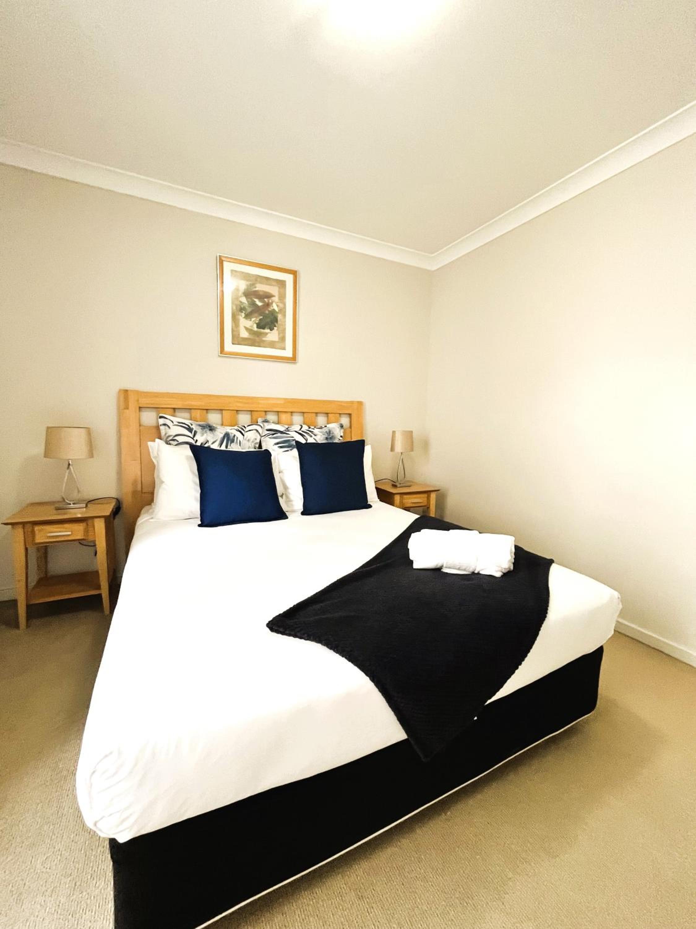 10 CBD Resort 2BR Secure Suite Pool Gym & Parking