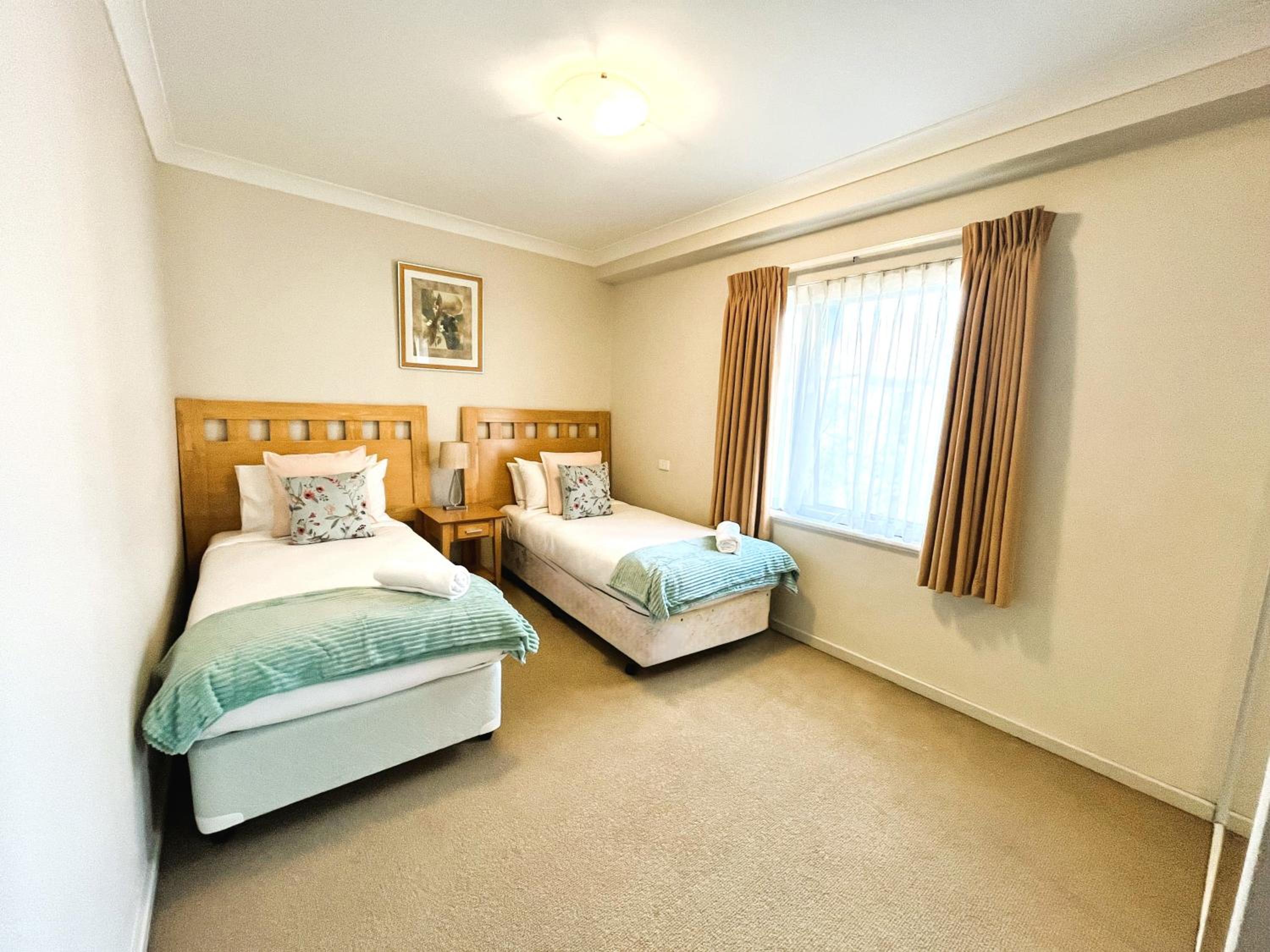 10 CBD Resort 2BR Secure Suite Pool Gym & Parking