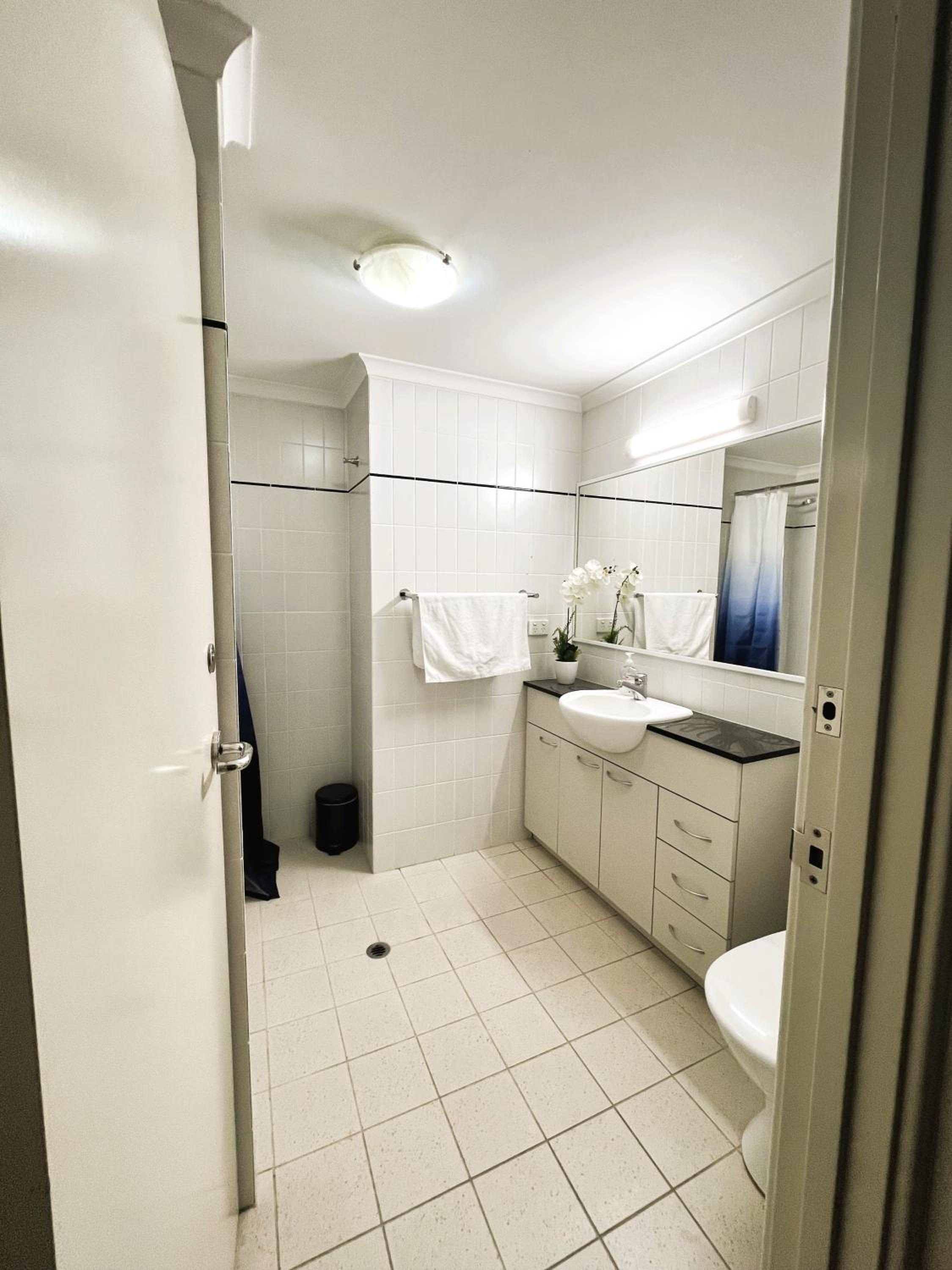 10 CBD Resort 2BR Secure Suite Pool Gym & Parking