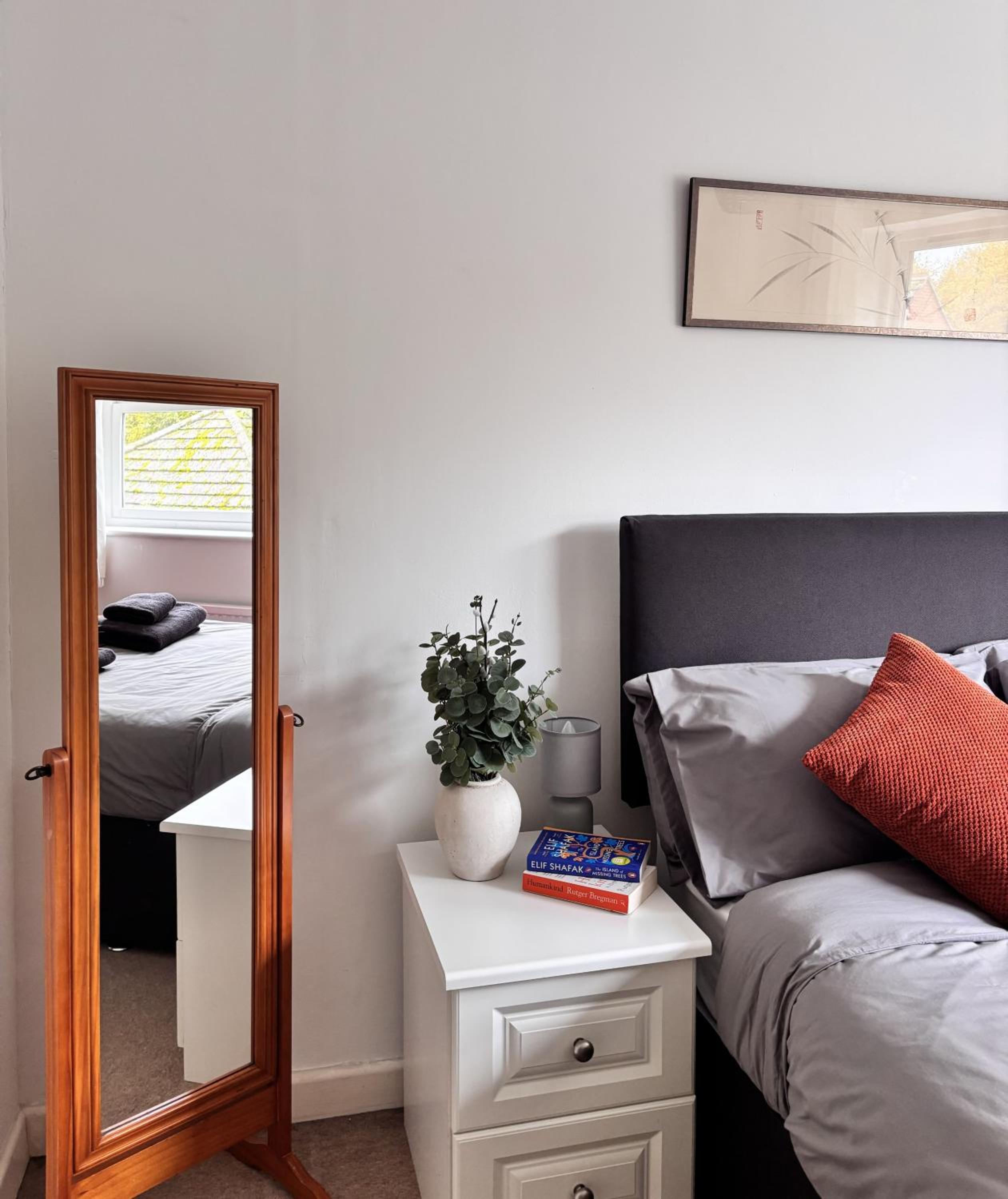 Peace and comfort in town house close to station view 4