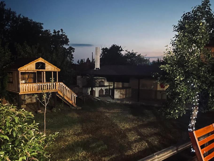 Large Cosy House by a Forest - Treehouse, BBQ, Fireplace & Mountain