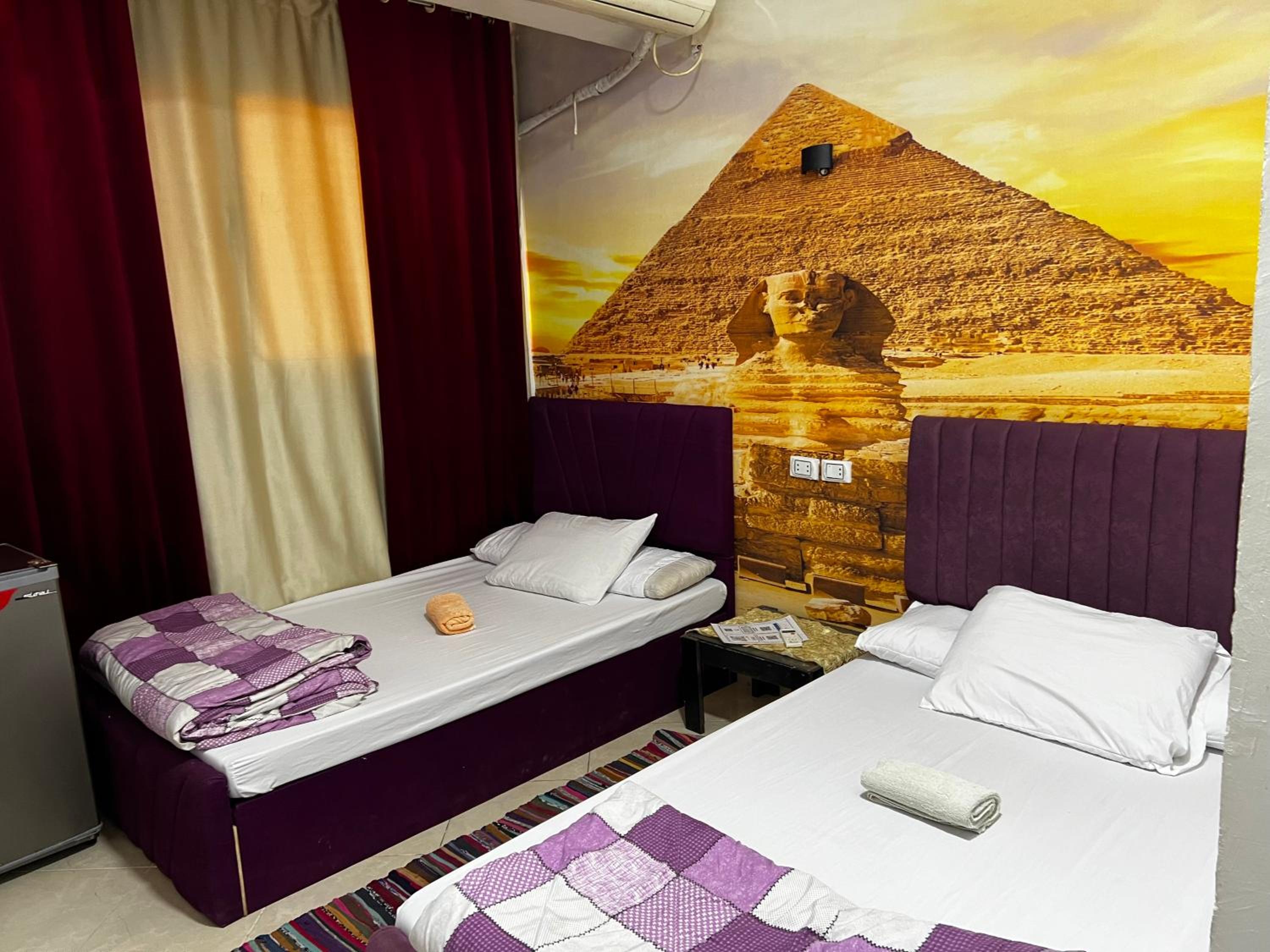2 Jana Pyramids view inn