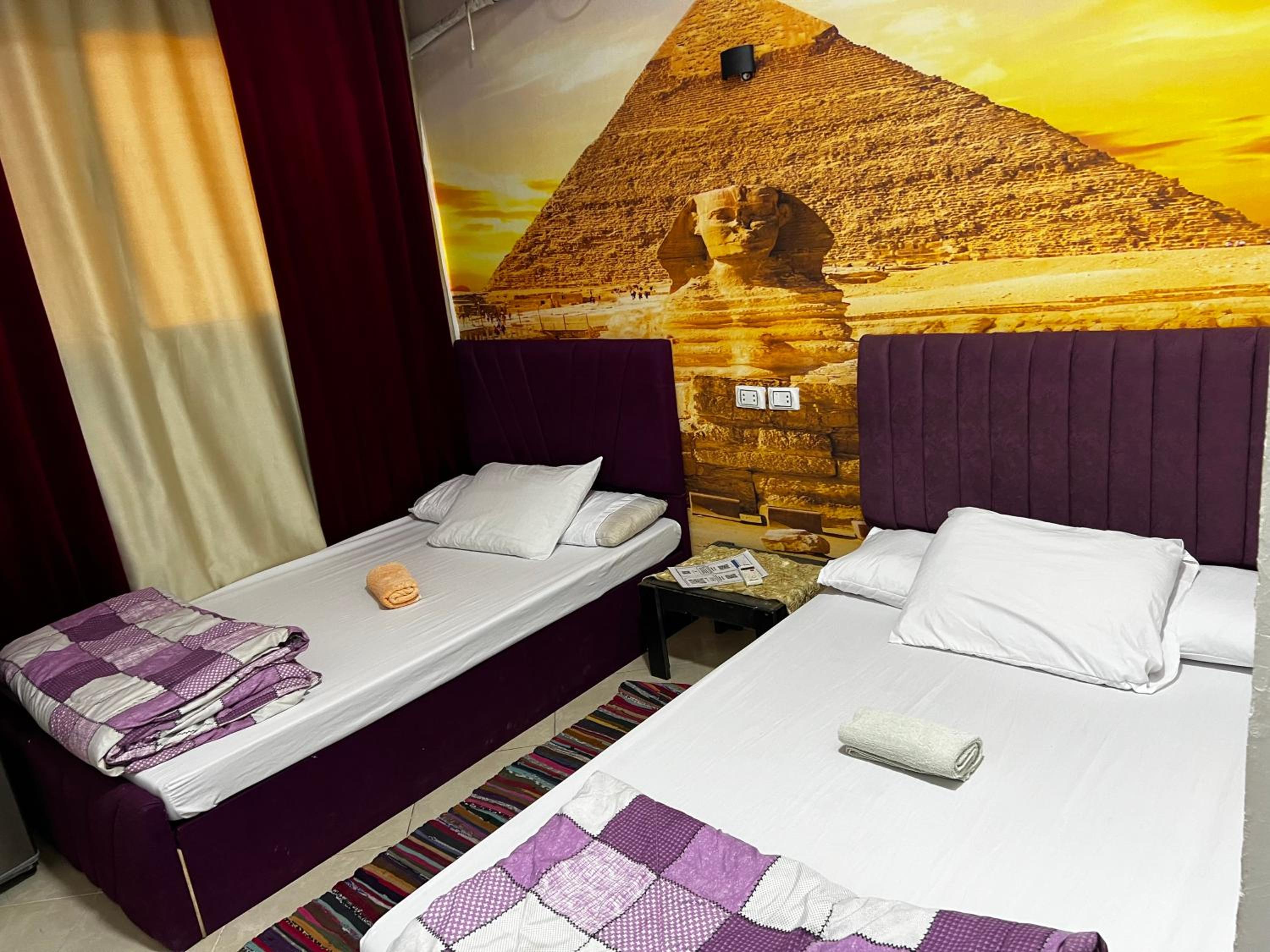 2 Jana Pyramids view inn