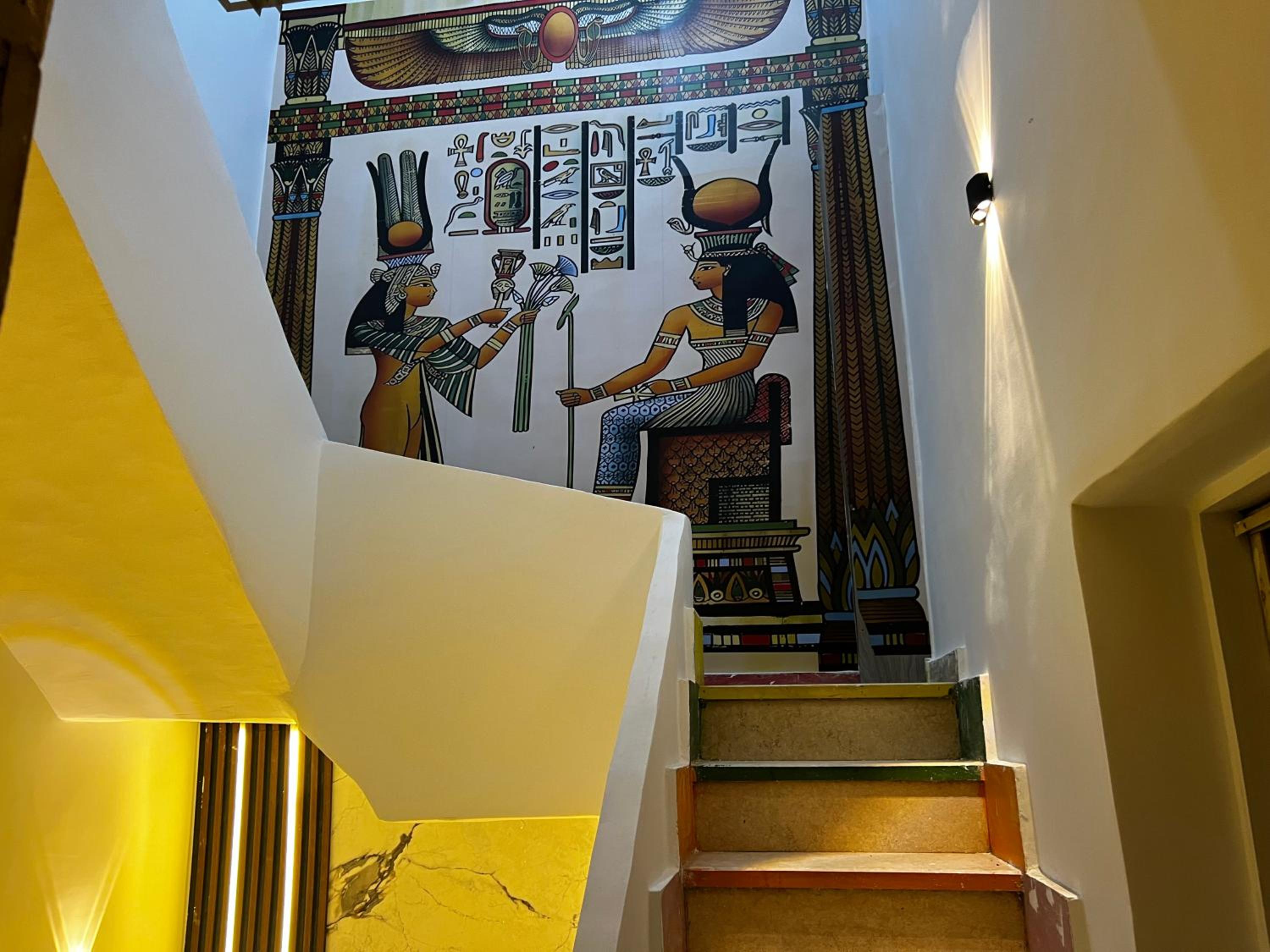2 Jana Pyramids view inn