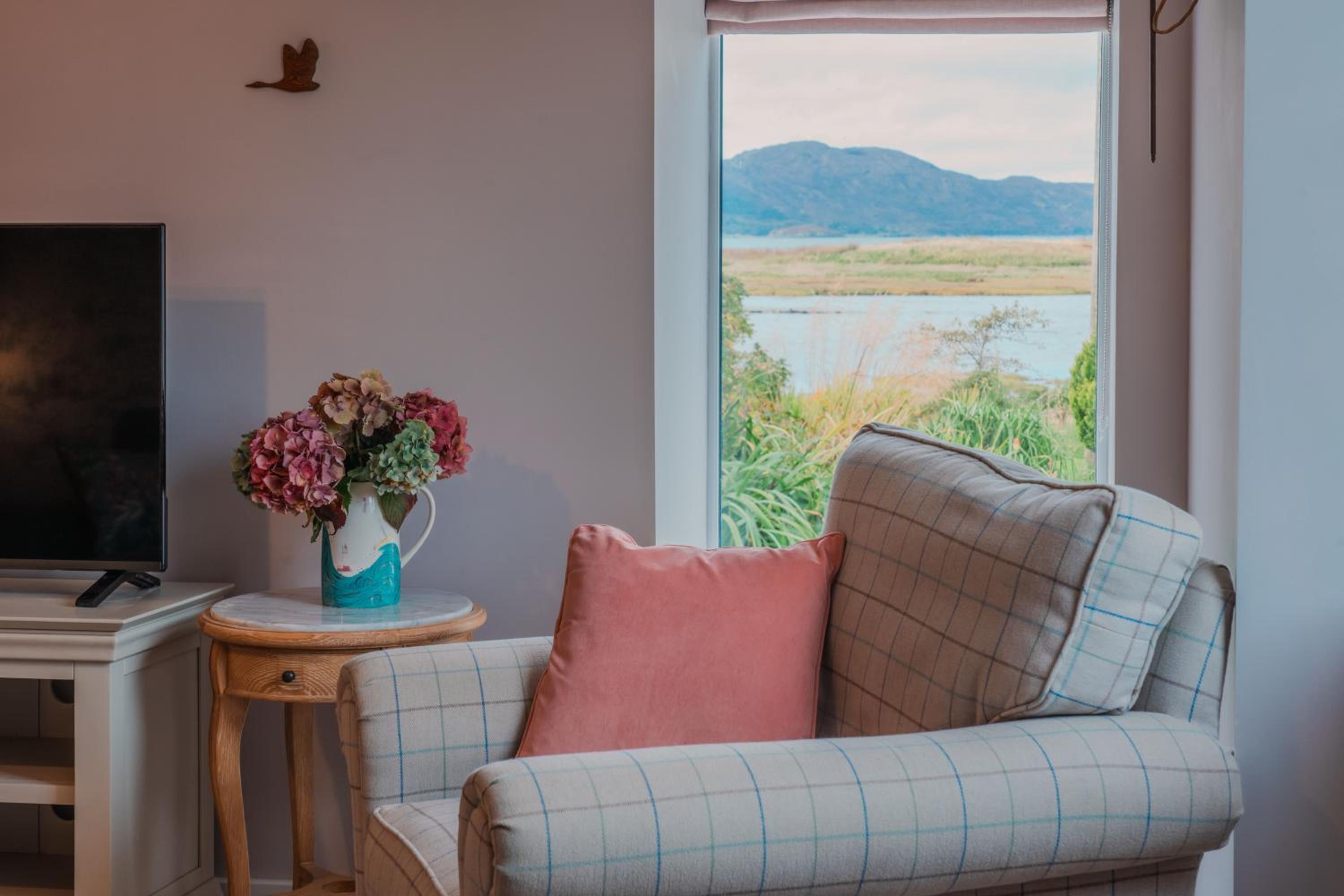 Waterside Cottage by the sea - Broadford view 2