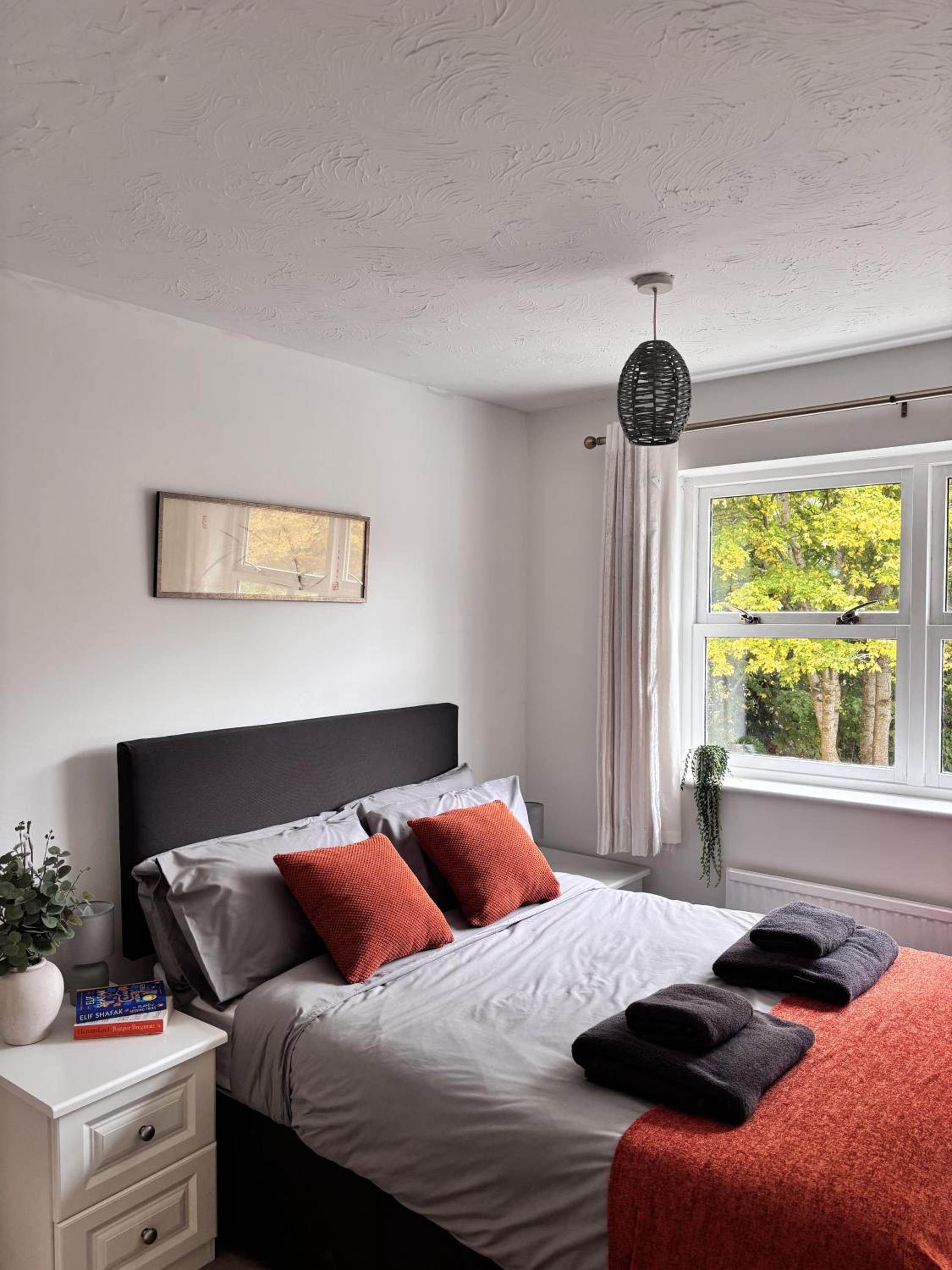 Peace and comfort in town house close to station view 5