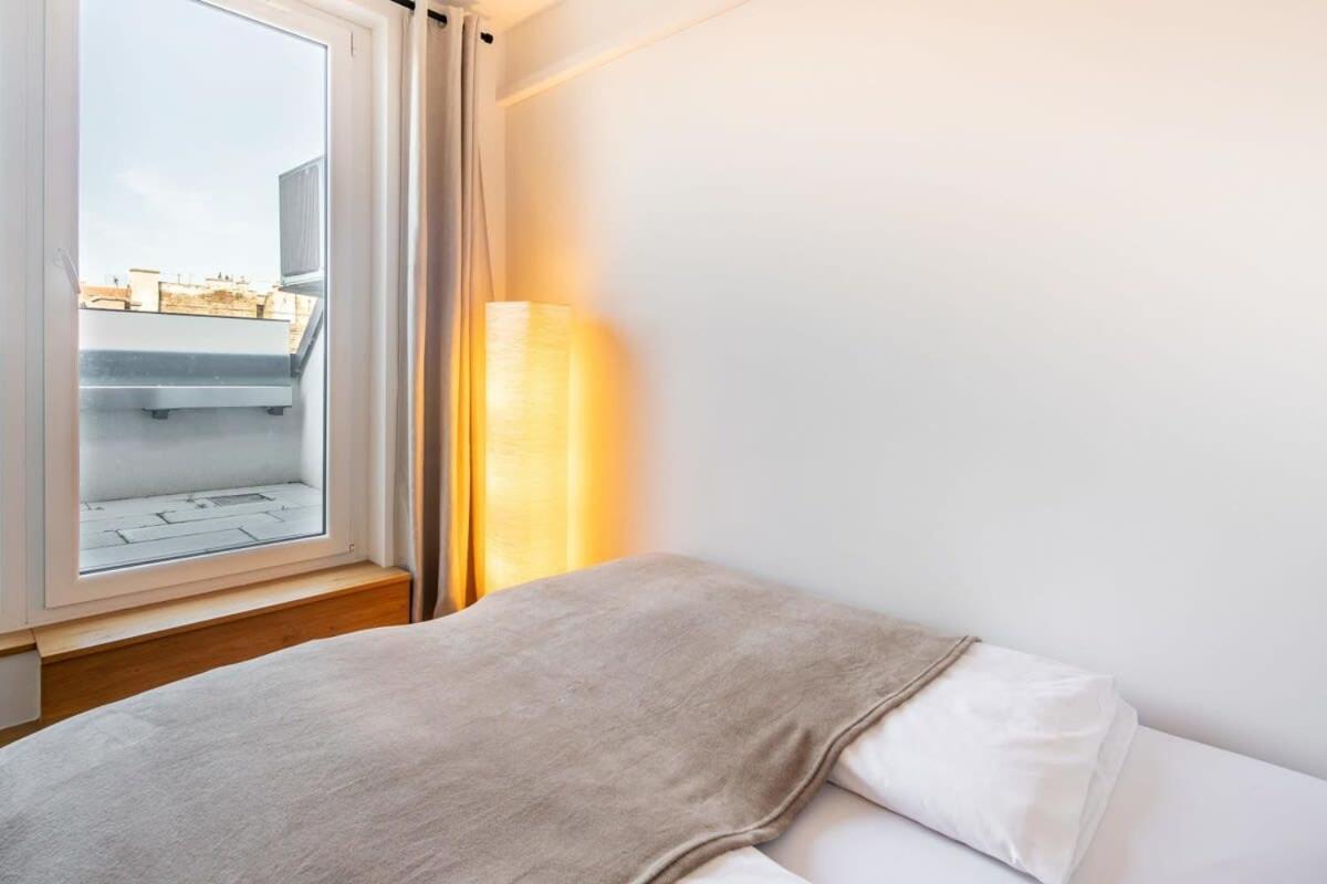 Cute Central Apartment with Balcony view 5
