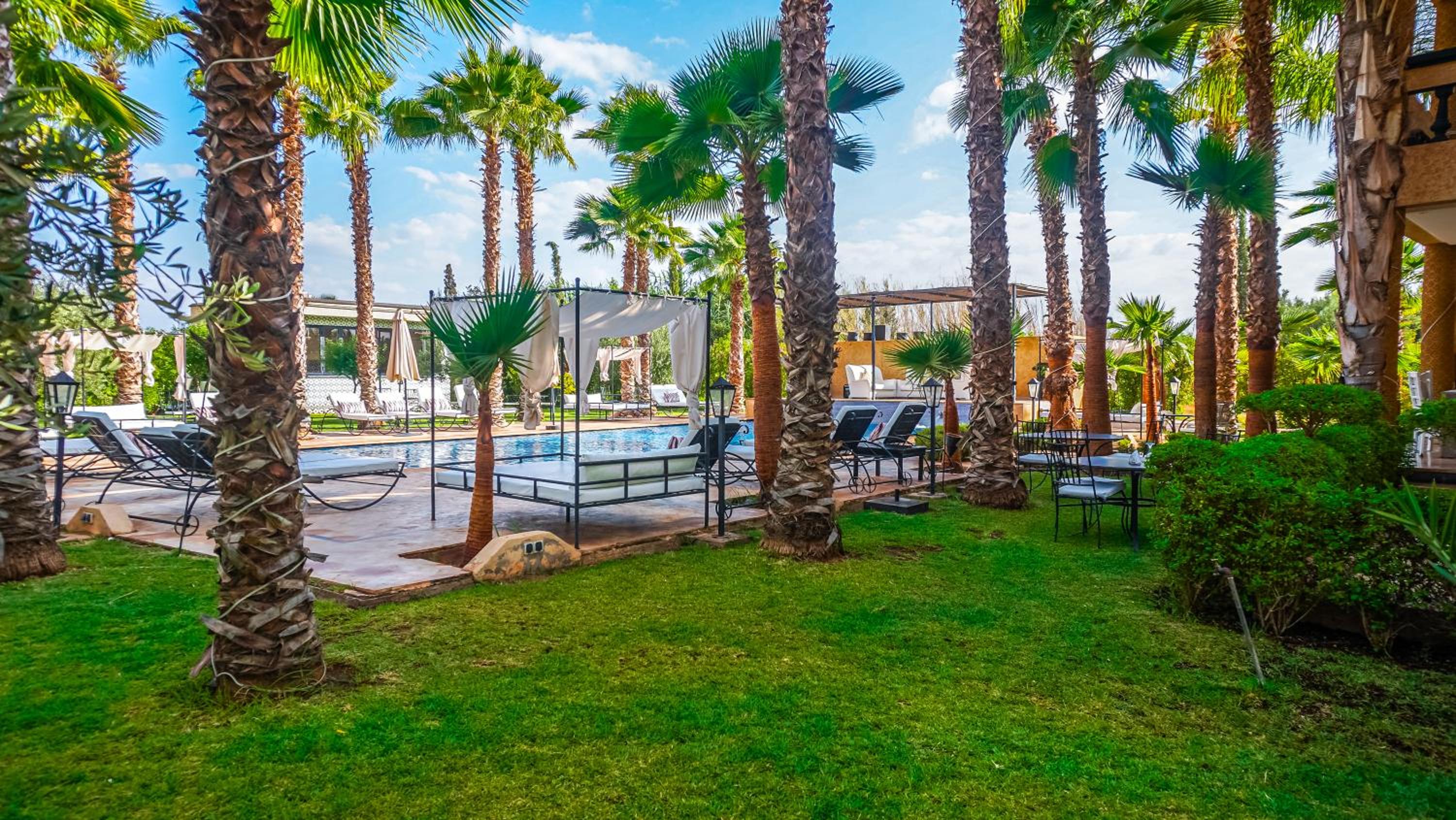 Luxury heated pool Villa Marrakech view 3