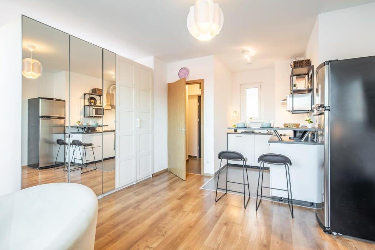 Cute Central Apartment with Balcony view 2