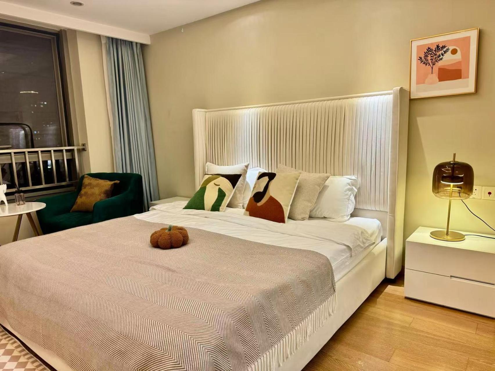 Shanghai Lerongju Boutique Apartment Metro Line 8 20meter