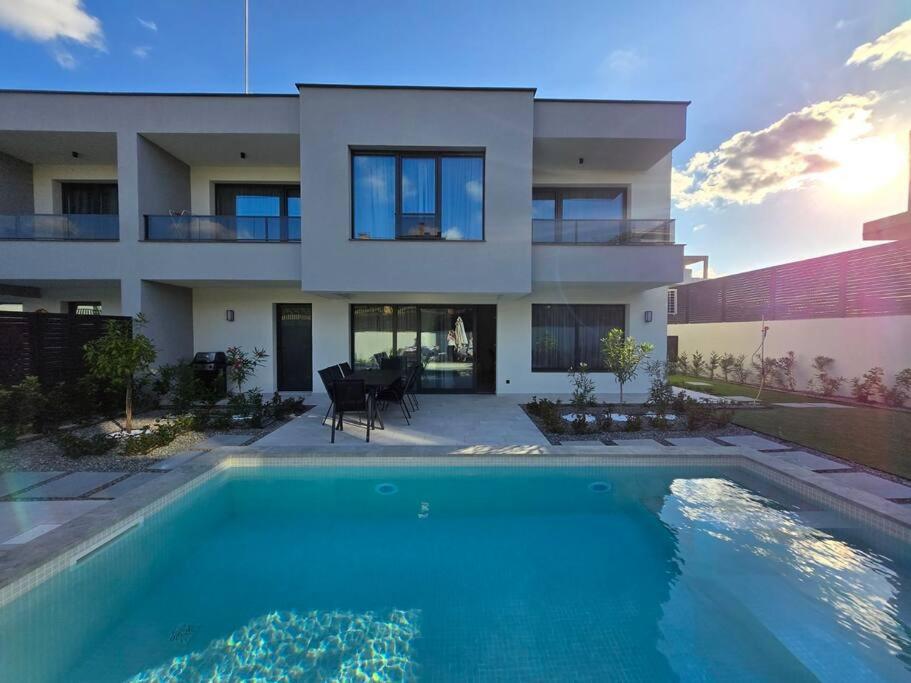 Villa Felicity, private pool with heating and salt water